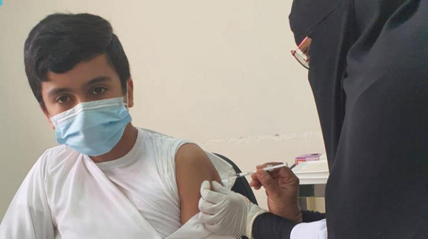 طفل سعودي يتلقى جرعة من لقاح فيروس كورونا