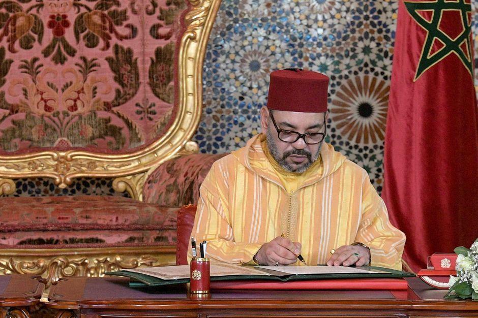 الملك محمد السادس بالزي المغربي